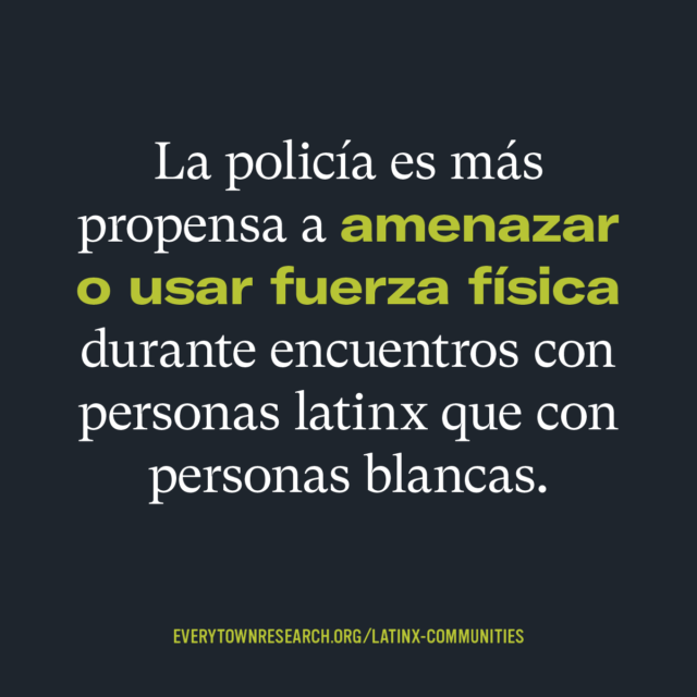 La policía es más propensa a amenazar o usar fuerza física durante encuentros con personas latinx que con personas blancas.