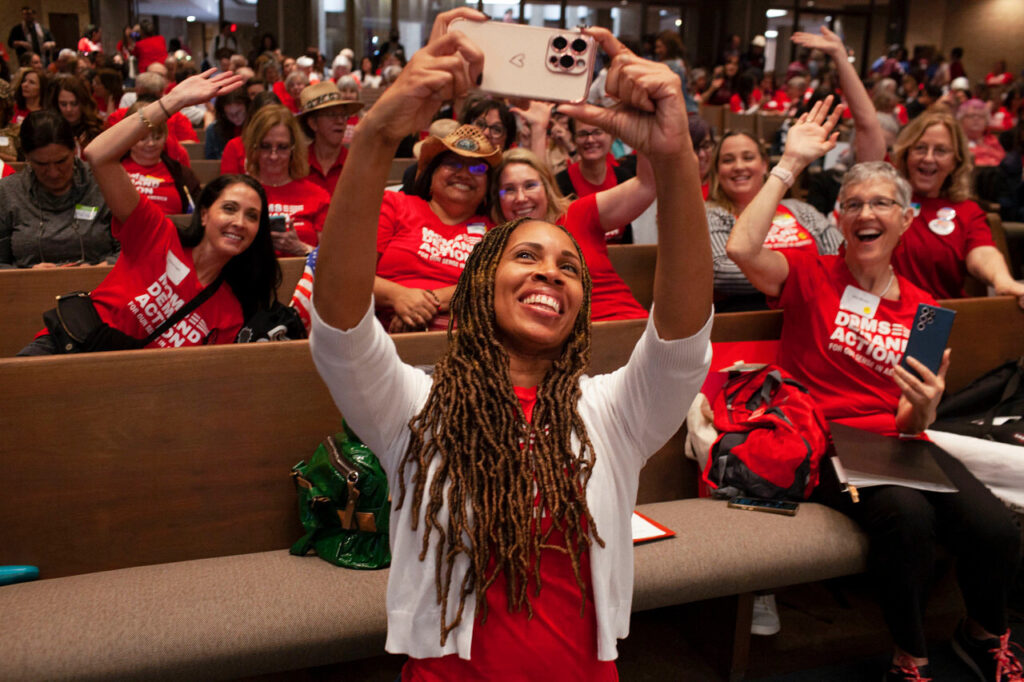 Angela Ferrell-Zabala taking a selfie with Moms Demand Action volunteers